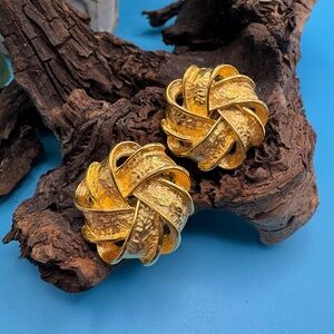 Premier Design vintage gold tone twist ribbon clip-on earrings, EUC.